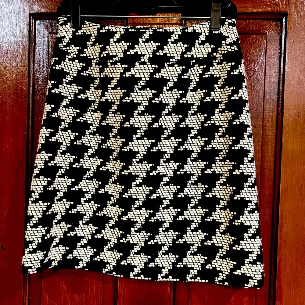 Gently worn Talbots Wool Blend Lined Houndstooth Skirt, Size 4 Petite